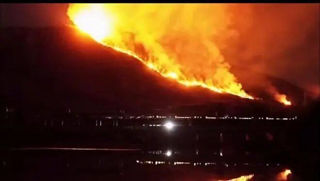深夜緊急撲救！廣東清遠(yuǎn)高鐵站附近突發(fā)山火