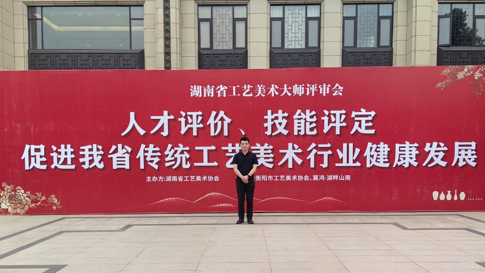木雕藝術(shù)家龍?。阂缘稙楣P，傳承千年匠心